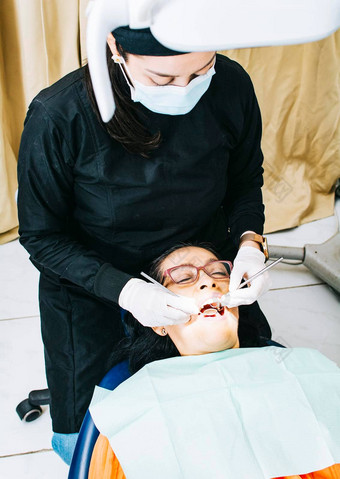 牙医检查口病人女人牙医牙髓学女人病人女人牙医病人说谎牙医执行口腔学