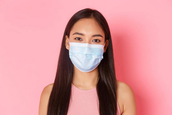 安全旅游旅行冠状病毒流感大流行防止病毒概念特写镜头年轻的亚洲女孩时尚的装穿医疗面具购物购物中心还记得社会距离