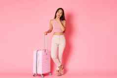 旅行假期假期概念全身的深思熟虑的有吸引力的亚洲女孩夏天衣服规划计划飞行路线微笑很高兴站手提箱