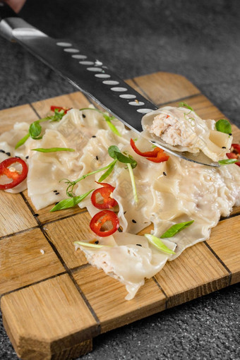 饺子中国人饺子命名饺子木板亚洲传统的快食物面团菜塞肉蔬菜肉