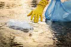 收集垃圾海滩清洁垃圾海滩浪费塑料宠物瓶塑料污染志愿者清洁河垃圾选择垃圾挑选挑选垃圾水塑料自然收集垃圾