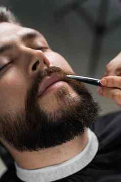 发型胡子剪刀绅士时尚的理发店专业理发师