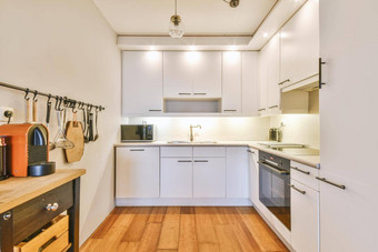 舒适的极简主义厨房很多橱柜白色