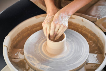 女人使陶瓷陶器轮创建陶瓷货手工工艺