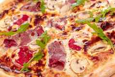 意大利快食物美味的热披萨切片服务木盘孤立的白色背景