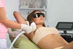 女人接收拔毛激光治疗腋窝美诊所