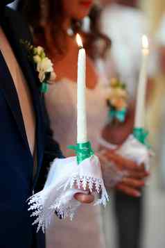 华丽的新娘时尚的新郎持有蜡烛官方婚礼仪式教堂传统的时刻