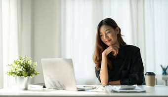 肖像年轻的聪明的亚洲女人自由在线工作首页移动PC首页生活房间冠状病毒科维德爆发情况医疗保健社会距离概念