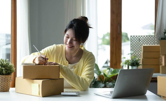 开始小企业锻造主人女企业家移动PC笔记本收到审查订单在线准备包盒子出售客户锻造在线业务的想法