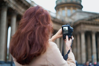 认不出来人站回来转照片风景女人长厚黑暗头发旅游中心彼得堡焦点相机