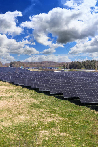 生成清洁能源太阳能模块大公园关闭高速公路北部德国