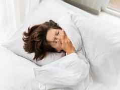 生病的女人咳嗽床上光卧室白色床上亚麻冠状病毒科维德检疫隔离首页早....首页