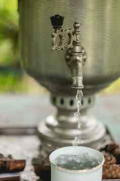 热水流杯古董茶壶传统的俄罗斯水壶金属复古的设备煮水