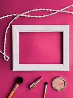 白色水平艺术框架化妆产品珍珠珠宝粉红色的背景平铺设计艺术作品打印照片专辑