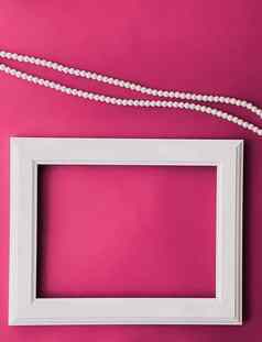 白色水平艺术框架珍珠珠宝粉红色的背景平铺设计艺术作品打印照片专辑