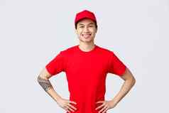 表达交付航运物流概念快乐的自信亚洲快递红色的帽t恤站热情的手臀部微笑交付订单客户端时间