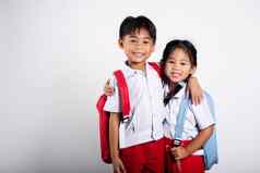 亚洲学生孩子女孩男孩小学生哥哥妹妹微笑快乐穿学生泰国统一的红色的裤子裙子拥抱