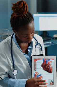 非洲美国医生显示心血管图像平板电脑