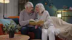 高级爷爷奶奶夫妇放松阅读书会说话的享受休闲爱好晚上首页