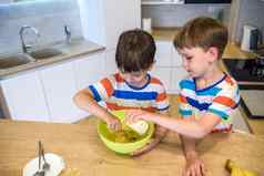 快乐家庭有趣的孩子们准备面团烤饼干厨房