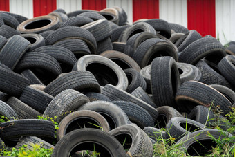 桩轮胎轮胎浪费回收垃圾填埋场黑色的橡胶轮胎车桩轮胎回收制造业院子里材料垃圾填埋场桩手轮胎出售