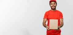 交付概念肖像快乐非洲美国交付男人。红色的布持有盒子包孤立的灰色工作室背景复制空间