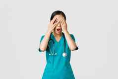 科维德医疗保健工人防止病毒概念害怕震惊了亚洲女护士医生实习医生风云见证令人尴尬的可怕的封面眼睛偷看手指