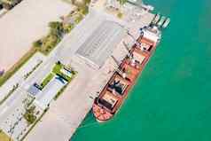 空中无人机前视图容器货物船工业进出口港口业务物流进口出口运费运输容器船开放海