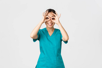 科维德医疗保健工人防止病毒概念逗乐快乐可爱的亚洲女医生实习生实习医生风云手双筒望远镜兴奋表达式微笑