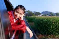 亚洲女孩车早....女孩车窗口学校孩子们放松街视图车家庭车概念