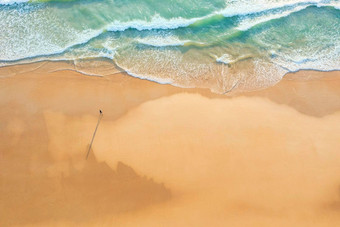 空中无人机前视图人群快乐人放松热带海滩日落普吉岛泰国美丽的普吉岛海滩著名的旅游目的地安达曼海假期夏天概念