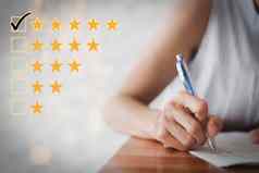 女手笔填满问卷调查客户满意度问卷调查明星评级检查盒子星星积极的情绪客户反馈