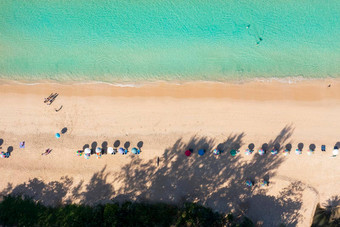 空中无人机前视图人群快乐人放松热带海滩日落普吉岛泰国美丽的普吉岛海滩著名的旅游目的地安达曼海假期夏天概念