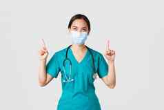 科维德冠状病毒疾病医疗保健工人概念很高兴狡猾的亚洲女护士医生医疗面具实习医生风云指出手指白色背景