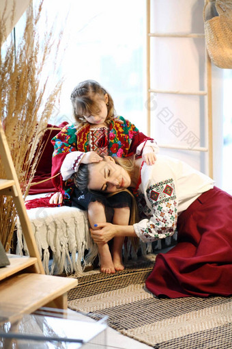 ukraininan家庭穿少数民族风格绣花衬衫现代导数传统的乌克兰维希万卡