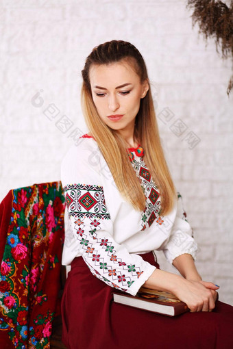 年轻的美丽的金发碧眼的女人穿少数<strong>民族风</strong>格绣花衬衫现代导数传统的乌克兰维希万卡