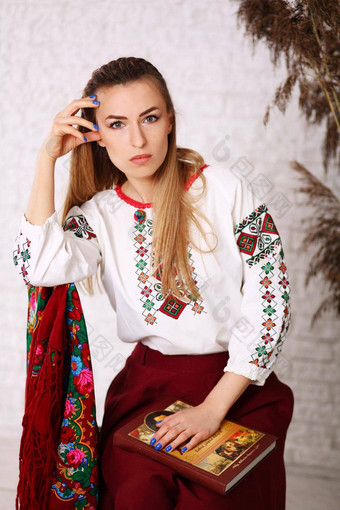 年轻的美丽的金发碧眼的女人穿少数民族风格绣花衬衫现代导数传统的乌克兰维希万卡