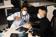 非洲医生显示x射线亚洲病人肺炎胸膜炎黑色的外科医生分析雷诊断病人医疗诊所
