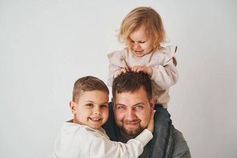 特写镜头肖像父亲儿子女儿快乐家庭拥抱微笑白色背景<strong>亲子</strong>鉴定单父亲带孩子们