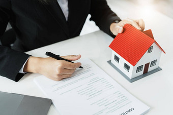 法律协议合同抵押贷款女人持有笔阅读合同文档购买房子感兴趣率限制评估风险购买房子