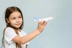 快乐女孩玩玩具飞机蓝色的背景家庭旅行旅游夏天假期概念