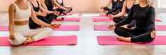 集团女运动员普拉提瑜伽粉红色的垫米色阁楼工作室室内团队合作好情绪健康的生活方式概念