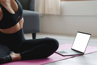 年轻的女人练习瑜伽<strong>遵</strong>循老师移动PC在线类首页冷静放松概念