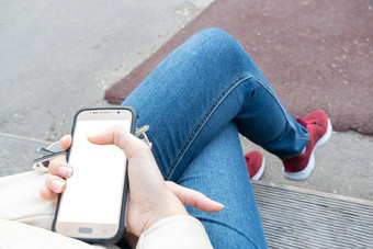 女孩持有手智能手机白色屏幕布局广告电话显示意味着沟通沟通互联网横幅广告牌海报节目单