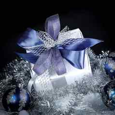 特写镜头圣诞节礼物蓝色的圣诞节球节日
