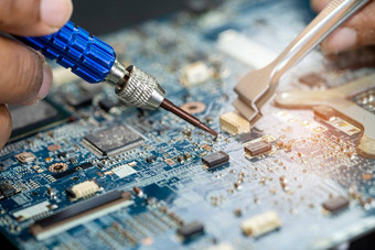 技术员修复内部印刷电路董事会印刷电路板焊接铁集成电路概念数据硬件技术员技术