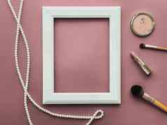 垂直框架化妆产品珍珠珠宝粉红色的背景平铺设计艺术作品打印照片专辑
