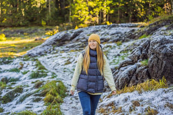 年轻的成人女人慢慢地走降雪和平大气令人惊异的太棒了冬天一天享受新鲜的空气雪森林小道