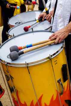 鼓手音乐家露天游行受欢迎的节日巴达洛纳西班牙特写镜头细节