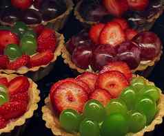 水果浆果小果馅饼蛋挞水果甜点甜蜜的食物美味的糕点面包店